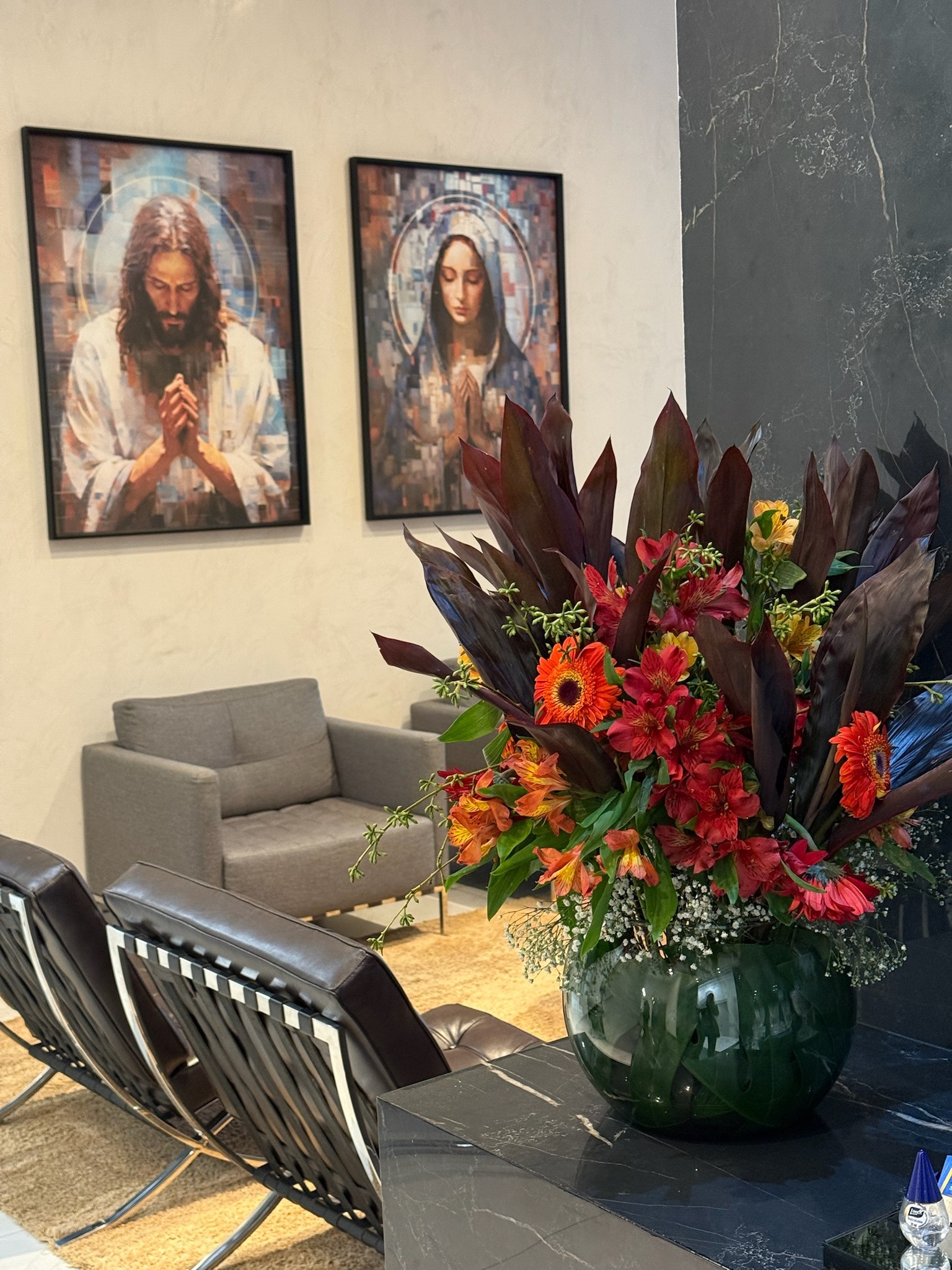 Detalhe do arranjo floral na recepção da AngioGold — ambiente acolhedor e premium