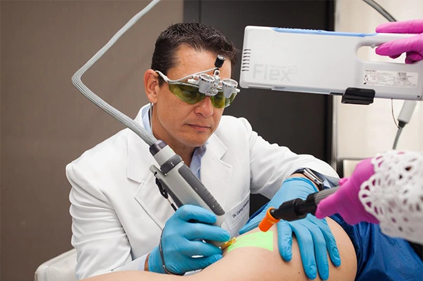 Dr. Carlos Eduardo Jorge, angiologista da AngioGold — tratamento de vasinhos e microvarizes a laser em Belo Horizonte