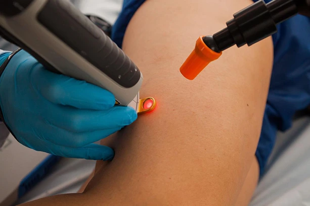 Dr. Carlos Eduardo Jorge, angiologista da AngioGold — tratamento de vasinhos e microvarizes a laser em Belo Horizonte