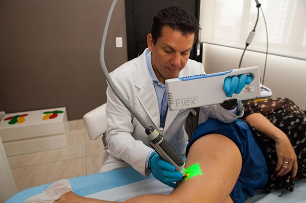Dr. Carlos Eduardo Jorge, angiologista da AngioGold — tratamento de vasinhos e microvarizes a laser em Belo Horizonte
