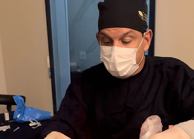 Tratamento de vasinhos e microvarizes com laser transdermico — Clinica AngioGold BH