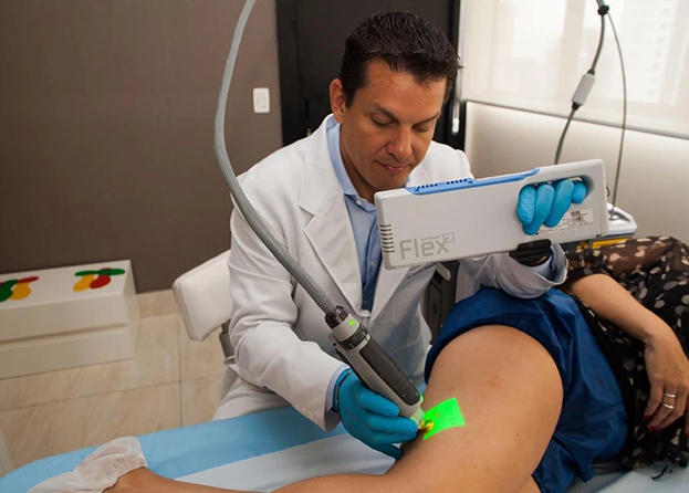 Tratamento de vasinhos e microvarizes com laser transdermico — Clinica AngioGold BH