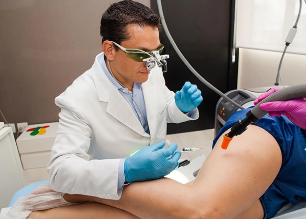 Tratamento de vasinhos e microvarizes com laser transdermico — Clinica AngioGold BH