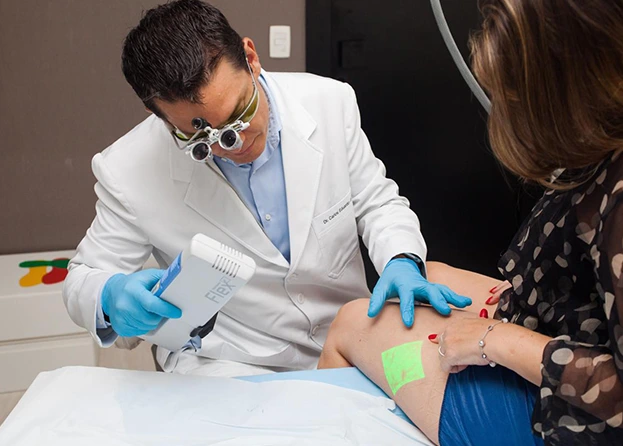 Tratamento de vasinhos e microvarizes com laser transdermico — Clinica AngioGold BH