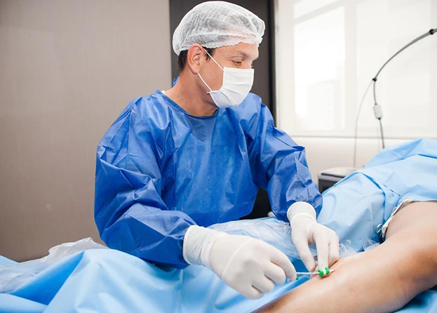 Tratamento de vasinhos e microvarizes com laser transdermico — Clinica AngioGold BH