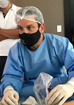 Dr. Carlos Eduardo Jorge, angiologista da AngioGold — tratamento de vasinhos e microvarizes a laser em Belo Horizonte