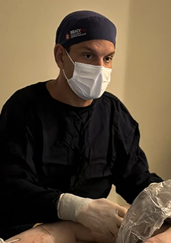 Dr. Carlos Eduardo Jorge, angiologista da AngioGold — tratamento de vasinhos e microvarizes a laser em Belo Horizonte