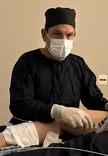 Dr. Carlos Eduardo Jorge, angiologista da AngioGold — tratamento de vasinhos e microvarizes a laser em Belo Horizonte