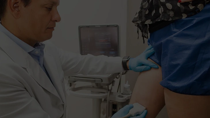 Dr. Carlos Eduardo Jorge, angiologista da AngioGold — tratamento de vasinhos e microvarizes a laser em Belo Horizonte
