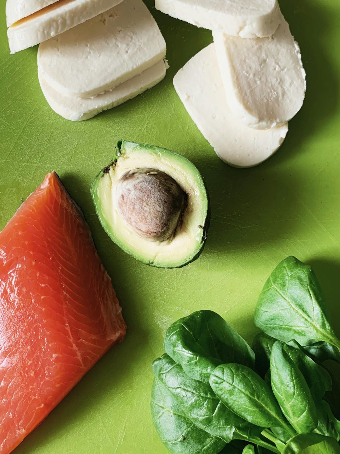 Prato com alimentos cetogênicos — salmão, abacate e ervas frescas para dieta no tratamento do lipedema