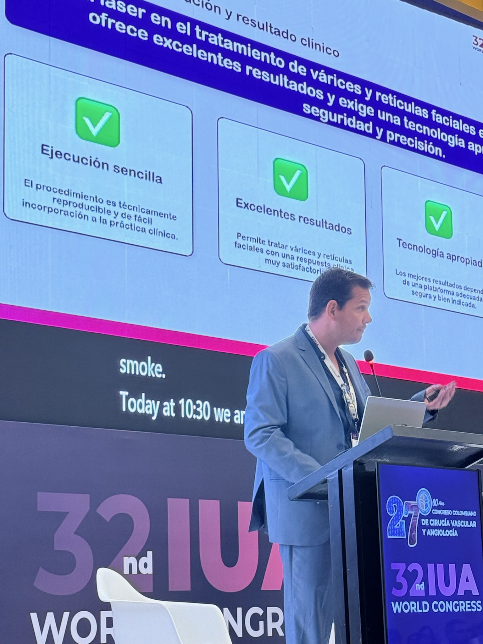 Dr. Carlos Eduardo Jorge apresentando palestra sobre laser no tratamento de varizes no 32° Congresso Mundial da IUA em Cartagena, Colômbia