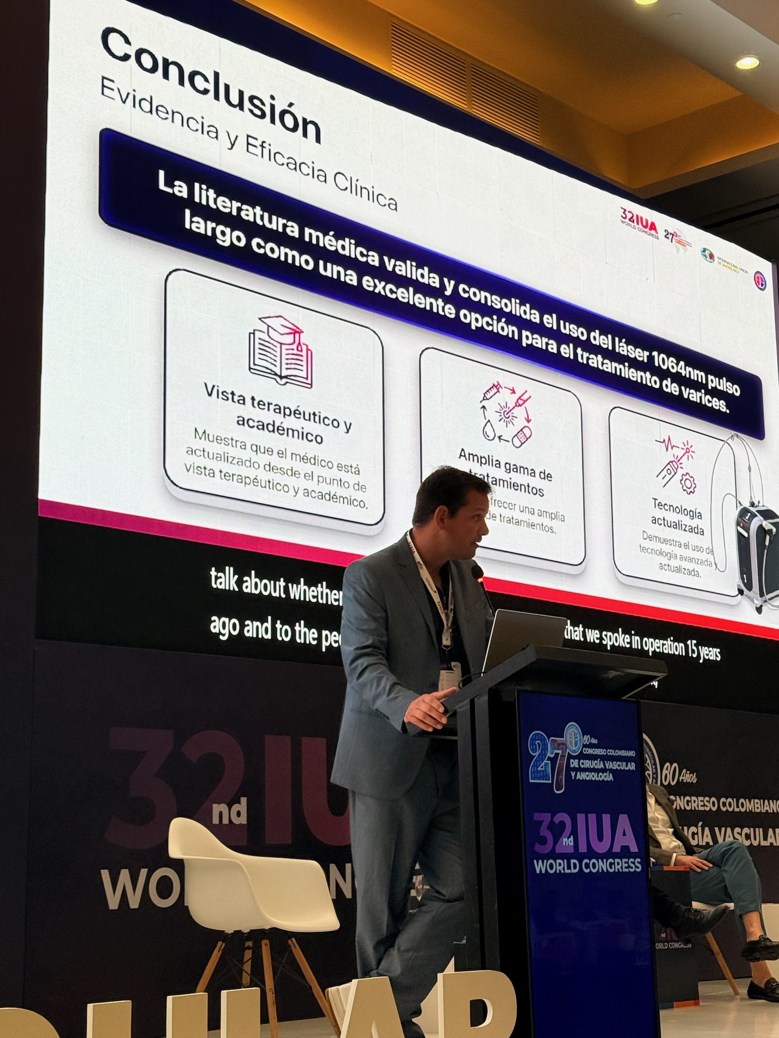 Dr. Carlos Eduardo Jorge apresentando slide de conclusão sobre laser 1064nm pulso longo como opção de tratamento de varizes no 32° IUA World Congress