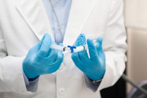 Preparação da espuma para escleroterapia — Dr. Carlos Eduardo Jorge, AngioGold BH