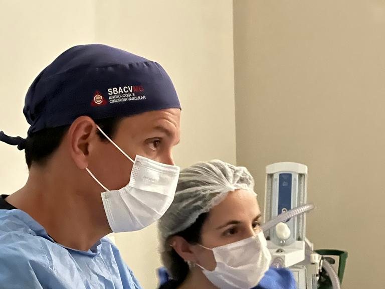 Dr. Cadu e assistente durante um procedimento na AngioGold