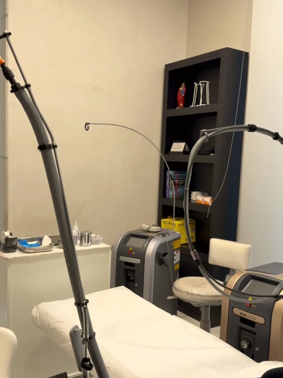 Sala de procedimento da AngioGold com equipamento de laser e maca