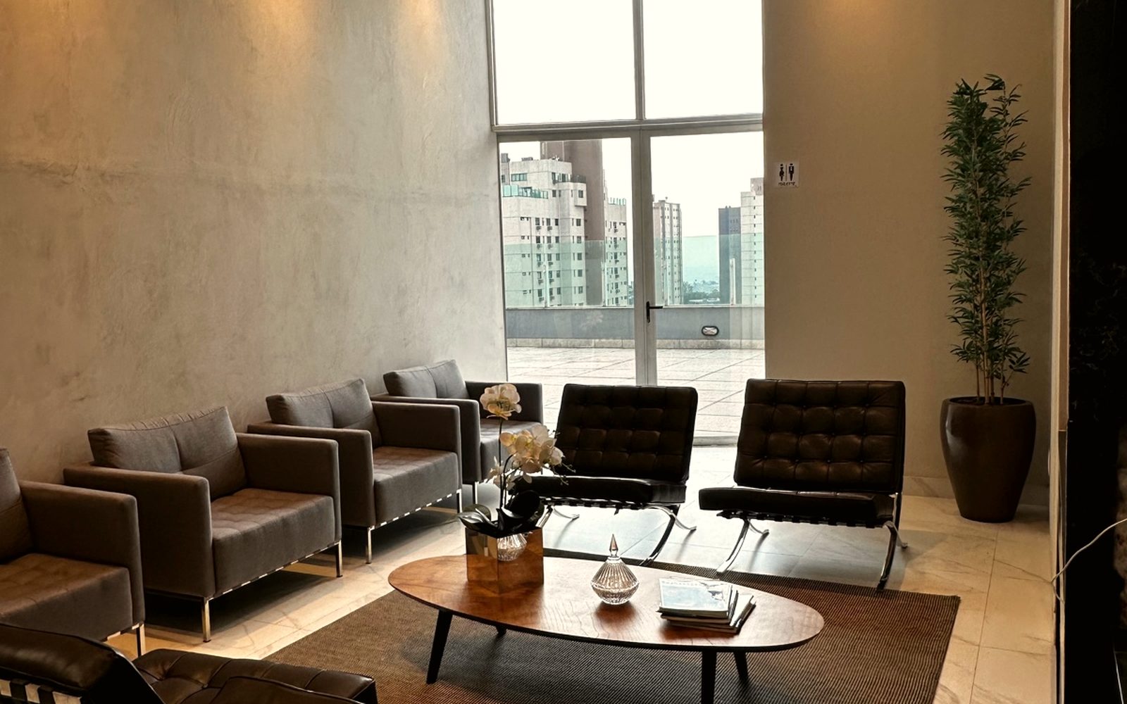 Sala de espera da clínica AngioGold no Belvedere, em Belo Horizonte