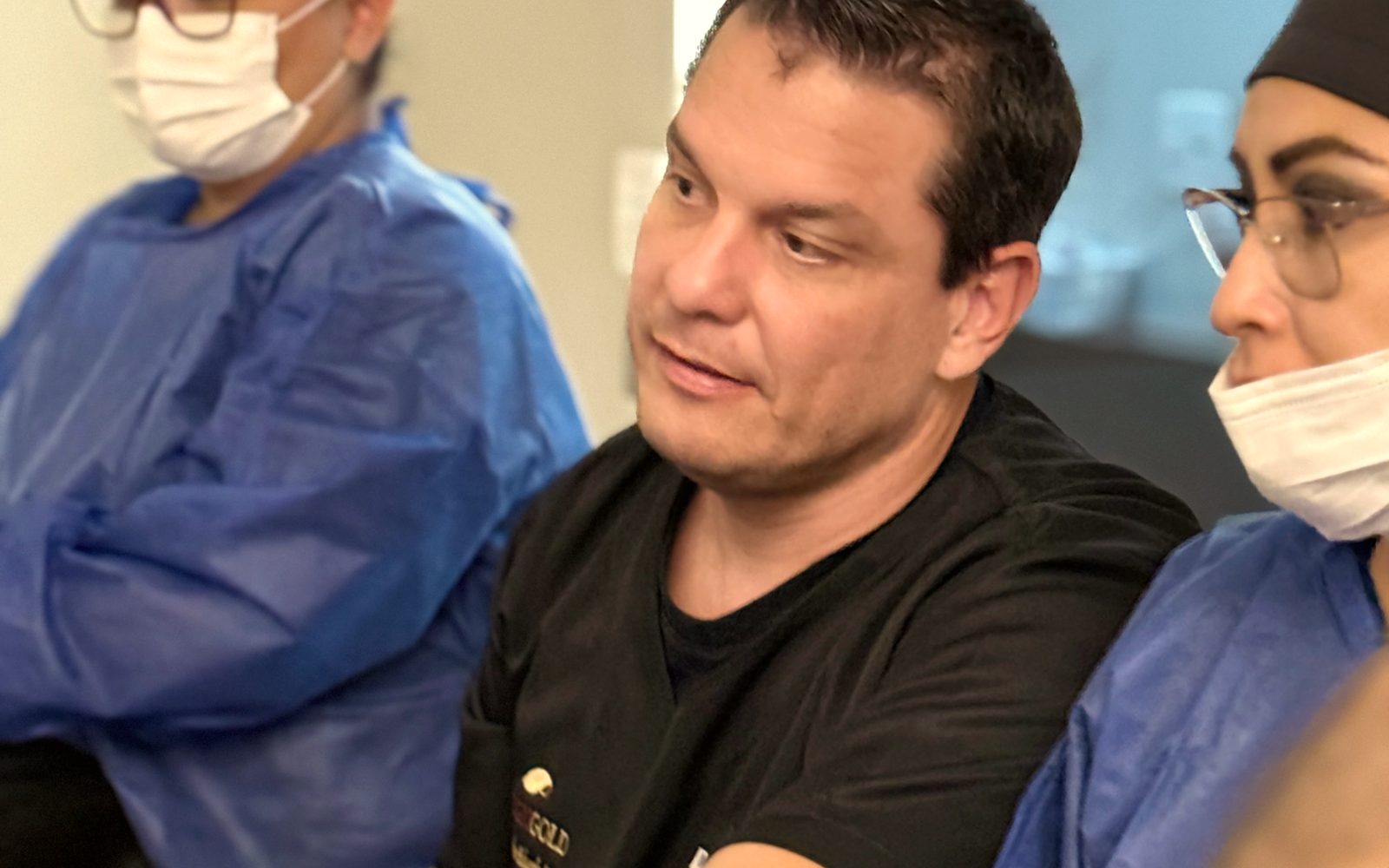 Dr. Cadu, angiologista da AngioGold, conduzindo treinamento com equipe médica