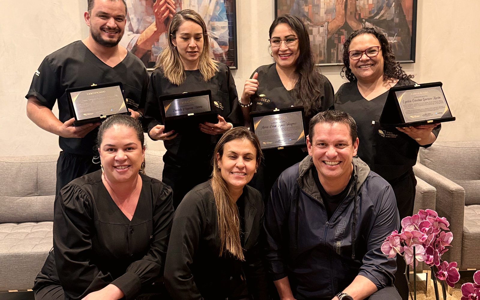 Turma de médicos e profissionais formada em curso da AngioGold, com certificados