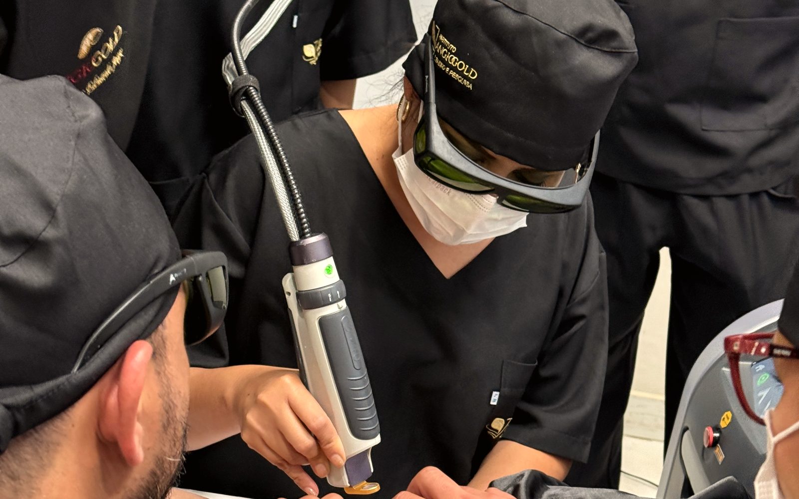 Treinamento prático de endolaser conduzido pelo Dr. Cadu para médicos
