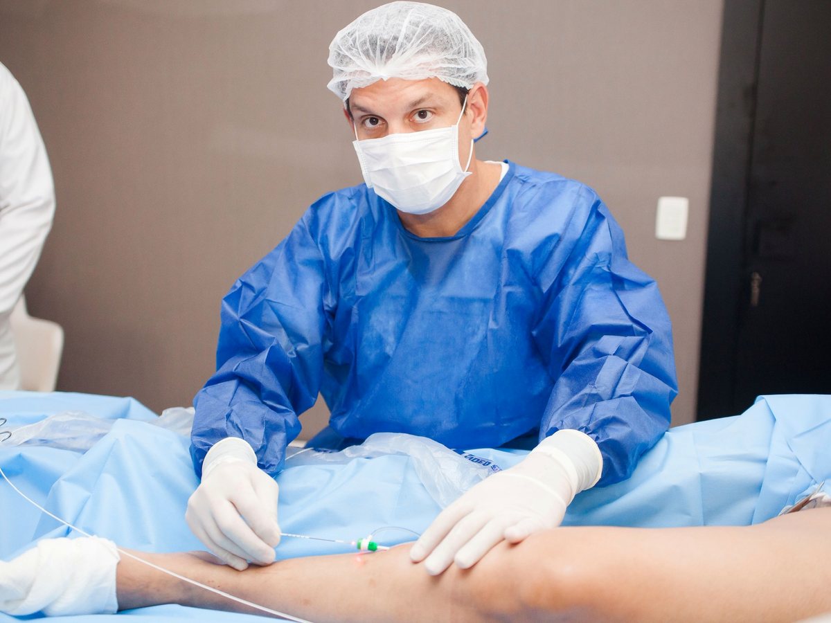 Punção da veia guiada por ultrassom durante o endolaser de safena