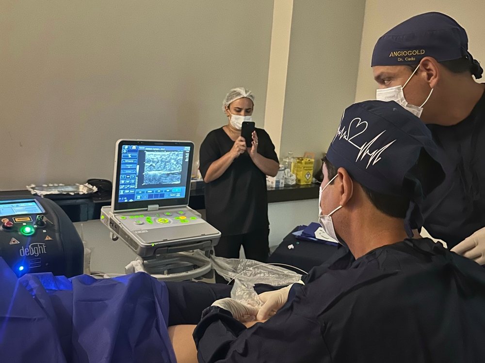 Equipe da AngioGold realizando endolaser guiado por ultrassom